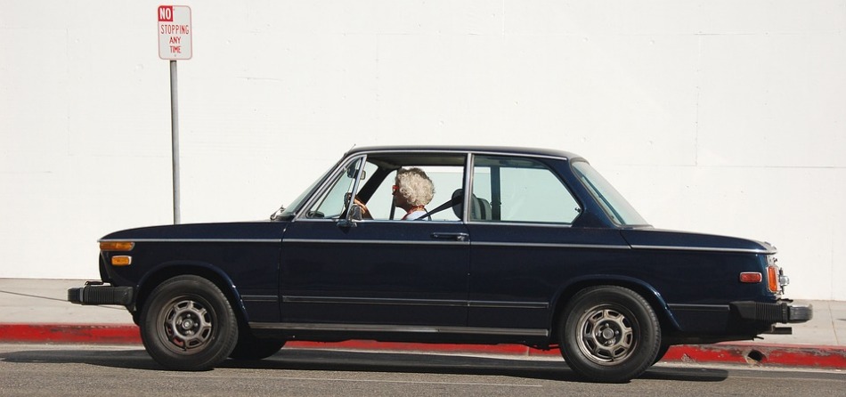 Anziana alla guida