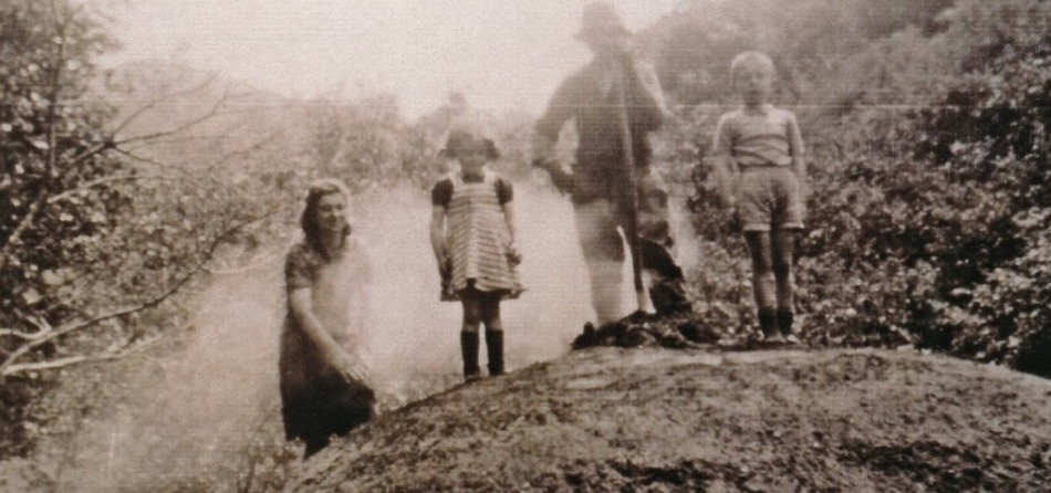 Carbonaia in funzione in Val della Crotta (1943-1945), allestita dal carbonaio Battista Rossi detto Búrtul. Carbonaia in funzione in Val della Crotta (1943-1945), allestita dal carbonaio Battista Rossi detto Búrtul.